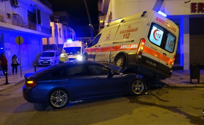 Hasta ihbarına giden ambulans otomobille çarpıştı: 5 yaralı