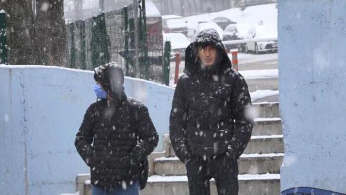 Bursa'da kar yağışı! Kent merkezinde 2 santimetreyi buldu