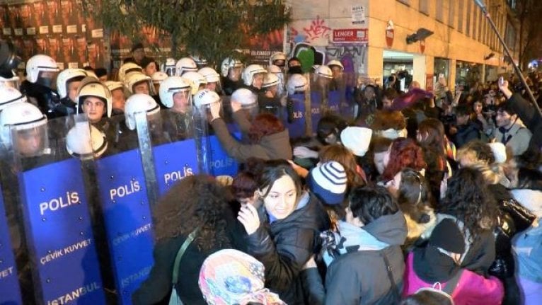 Taksim'e yürümek isteyen kadınlara polis müdahale etti