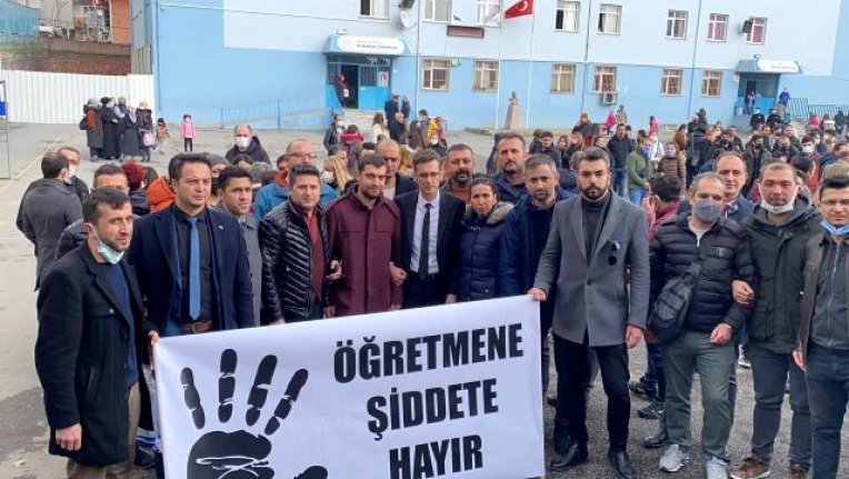 Öfkeli veli, öğrencilerin gözü önünde öğretmeni darp etti