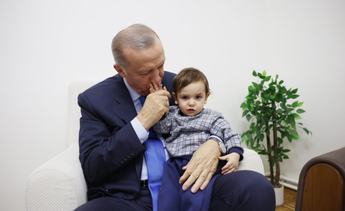 Cumhurbaşkanı Erdoğan, depremzede aileyi ziyaret etti