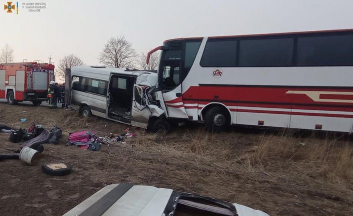 Ukrayna'da tahliye araçları çarpıştı: 7 ölü, 9 yaralı