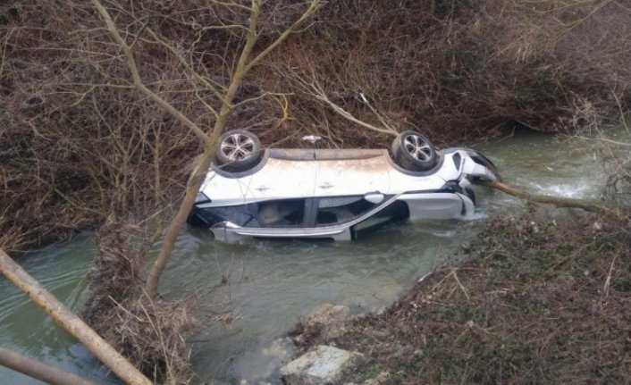 İlginç olay! Otomobili dereye düştü tutanak tutup evine gitti