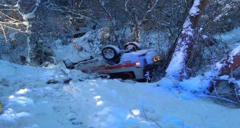 Bursa'da ambulans kaza yaptı, personel ölümden döndü