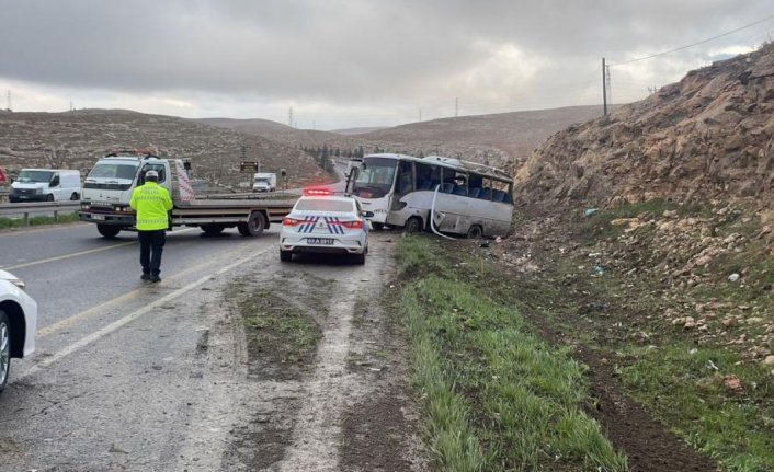 İşçi servisi devrildi: 15 yaralı