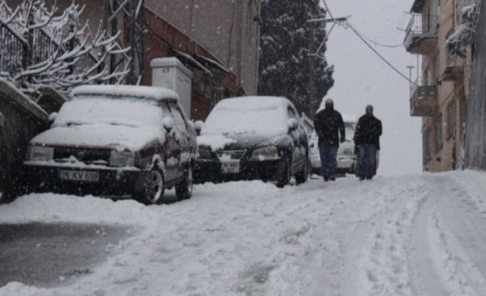 Bursa'da kar yağışı nedeniyle 78 mahalle yolu ulaşıma kapandı