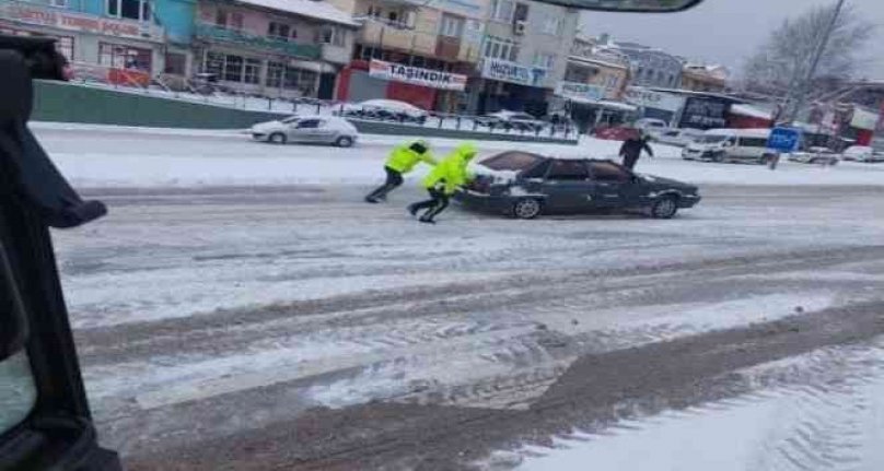 Bursa'da yolda kalan sürücülerin imdadına trafik polisleri yetişti