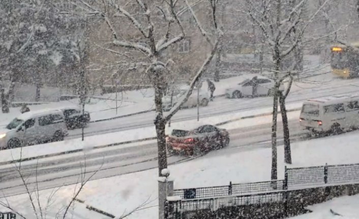 Bursa'da yoğun kar! Sürücüler hazırlıksız yakalandı