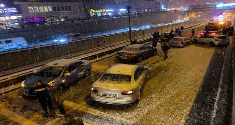 Bursa'da yol buz pistine döndü! 11 araç birbirine girdi