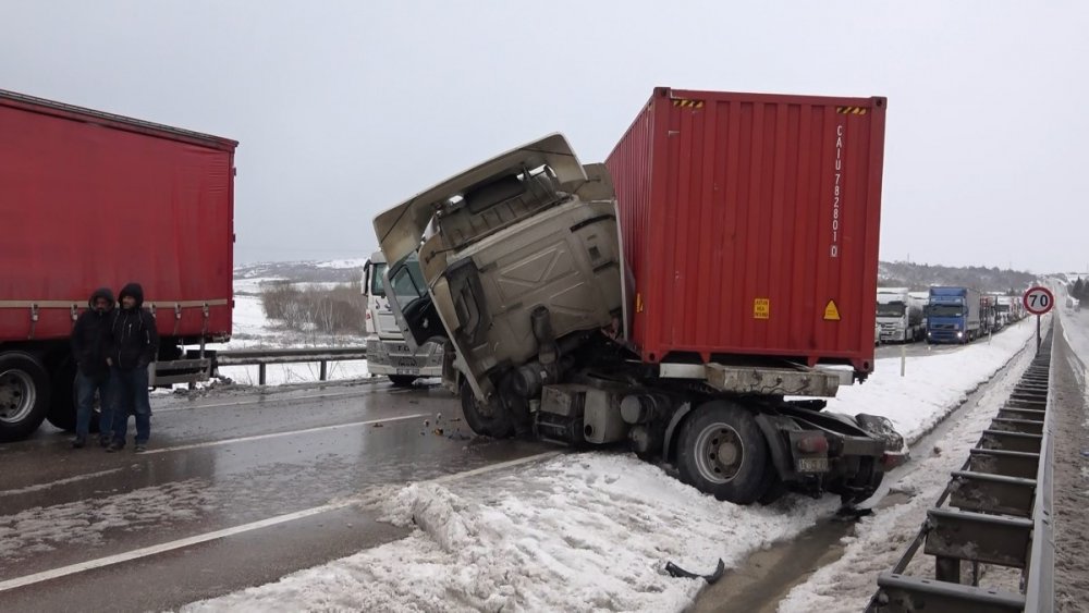 Kilometrelerce kuyruk oluştu! TIR kaza yaptı, Bursa İzmir Karayolu felç oldu