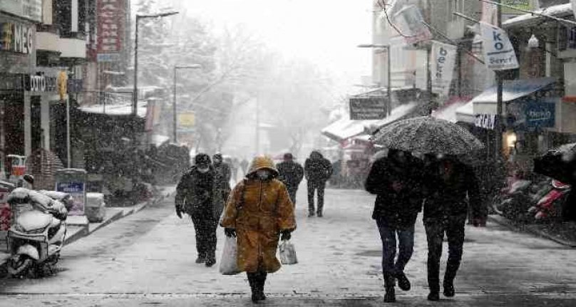 Bursa'da şehir merkezinde kar yağışı!