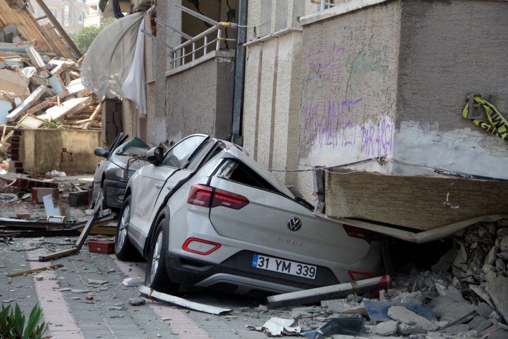 Hatay'da 5 otomobil, 50 kişiyi kurtardı