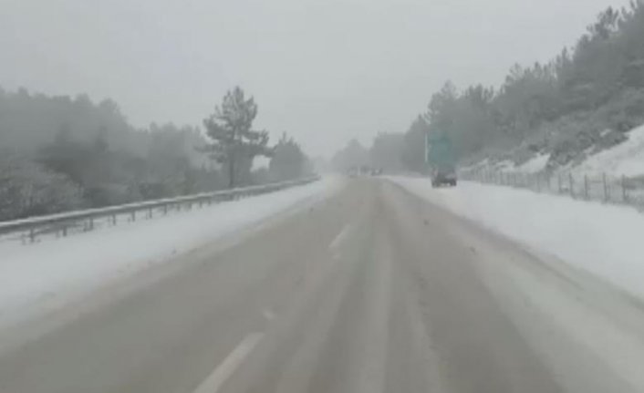 Çeşme Otoyolu'nda kar yağışı nedeniyle ulaşım durdu