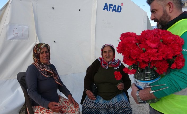 Deprem bölgesinde 8 Mart sürprizi kadınları tebessüm ettirdi