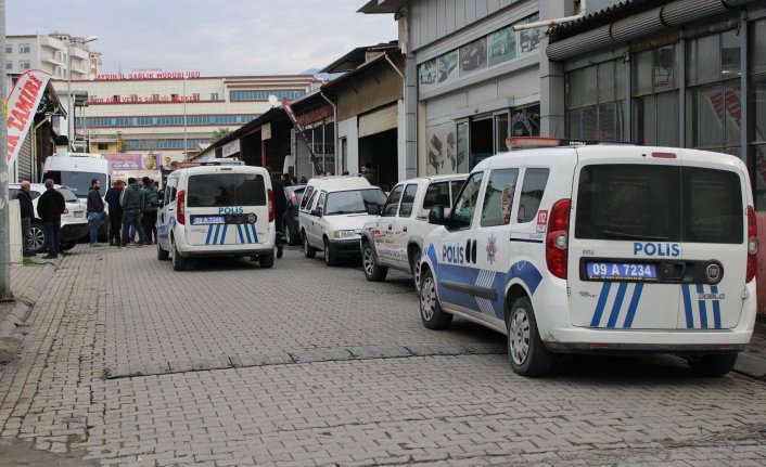 'Çayı niye eksik getirdin' dedi, 2 kişiyi bıçakladı