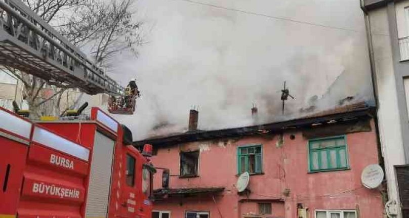 Bursa'da ahşap evde çıkan yangın mahalle sakinlerini korkuttu