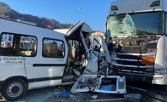 Okul servisi, park halindeki TIR'a çarptı! 1 ölü, 2'si ağır 13 yaralı