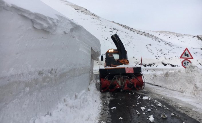 Uludere-Uzungeçit'e çığ düştü, yol saatler sonra ulaşıma açıldı