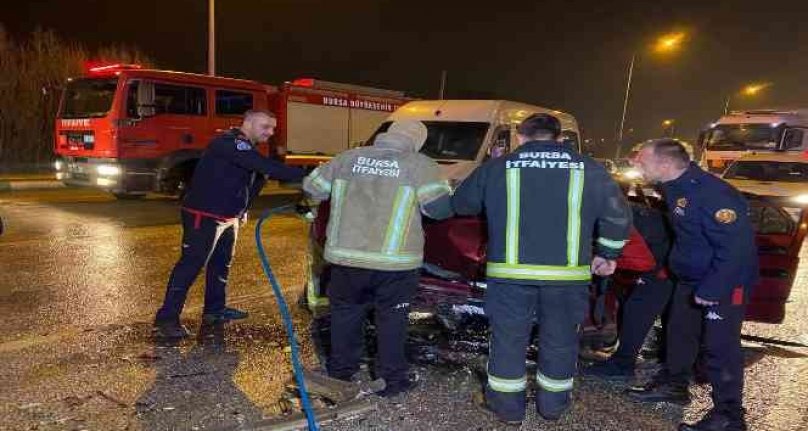 Bursa'da feci kaza! Ambulans gelene kadar yaralı çocuğun başından ayrılmadı