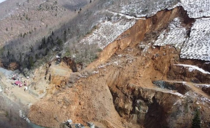 Giresun'da heyelan iki beldenin yolunu kapattı