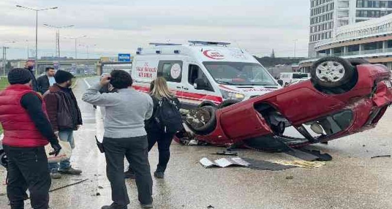 Bursa'da kayganlaşan yolda kontrolden çıkan otomobil takla attı