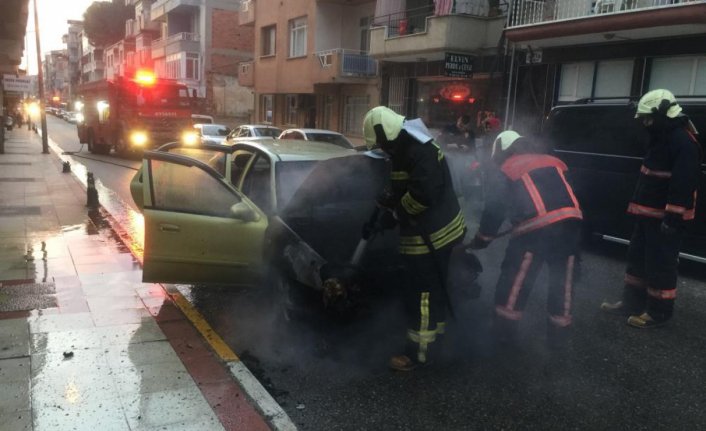 Hareket halindeki otomobil alev aldı!