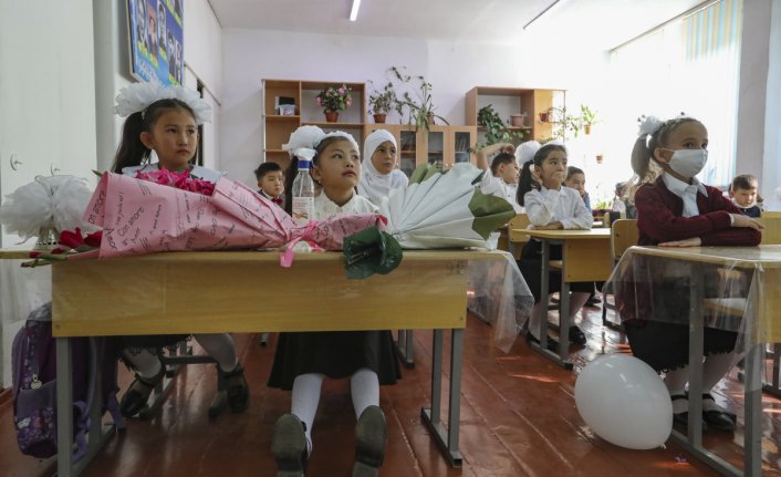 Kırgızistan'da okullarda maske takma zorunluluğu kaldırıldı