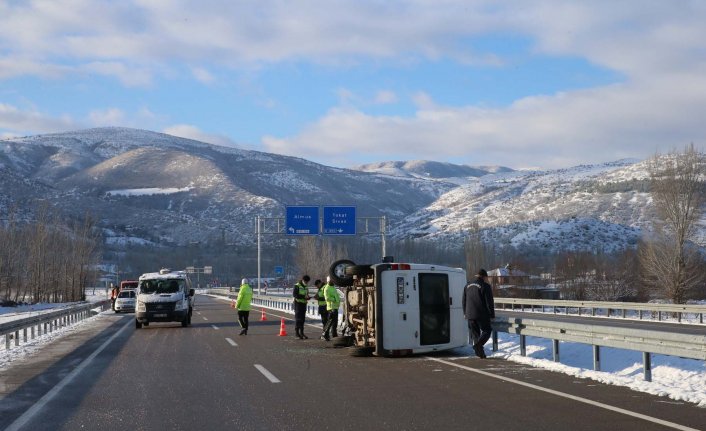 Askeri personeli taşıyan servis devrildi: 1 şehit, 3 yaralı