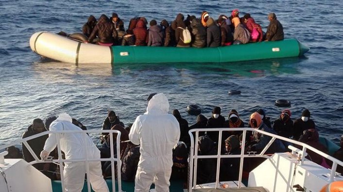 Yunanistan'ın geri ittiği lastik bottaki 35 göçmen kurtarıldı