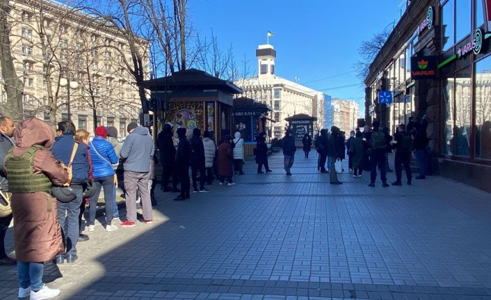 Kiev'de sokağa çıkma yasağının ardından halk marketlere akın etti