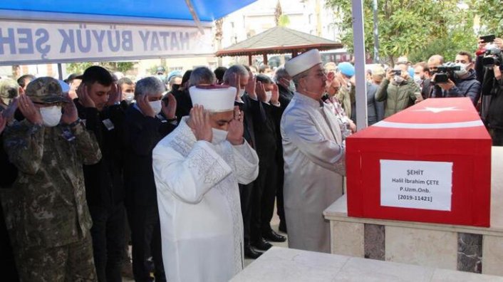 Annesi ve ablası kamuflajını giydi...  Hataylı şehit son yolculuğuna uğurlandı