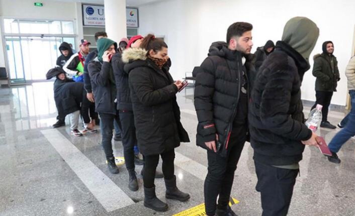 Ukrayna'dan otobüslerle getirilen Türkler yurda giriş yaptı