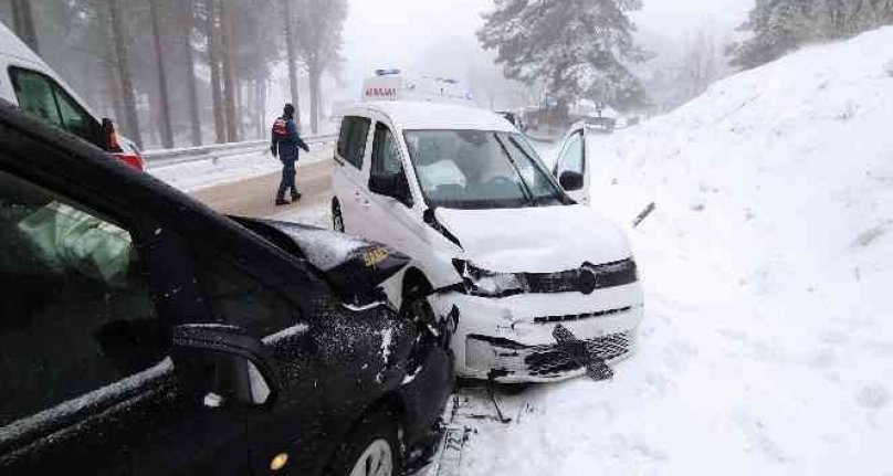 Uludağ yolunda araçlar kafa kafaya çarpıştı!