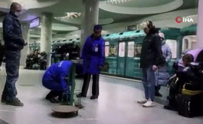 Ukrayna'da halk metro istasyonuna sığındı