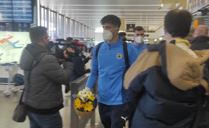 Fenerbahçe Prag'da çiçeklerle karşılandı