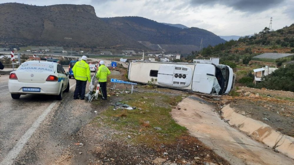 İşçi servisi devrildi: 40 yaralı