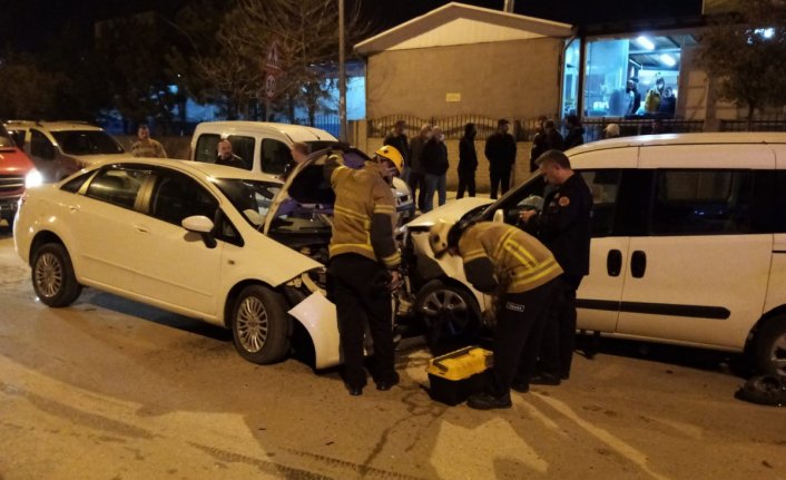 Bursa'da acil servis önünde feci kaza: 6 yaralı!