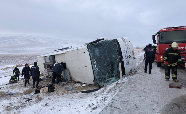 Tur otobüsü şarampole devrildi: 6 ölü, 41 yaralı