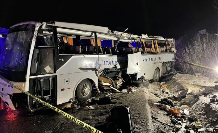 Cenaze yakınlarını taşıyan yolcu otobüsü devrildi: Ölü ve yaralılar var