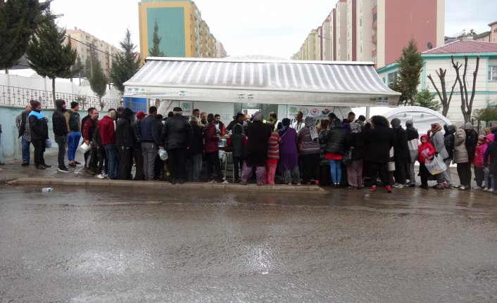 Sağanak yağmur depremzedelere zor anlar yaşattı