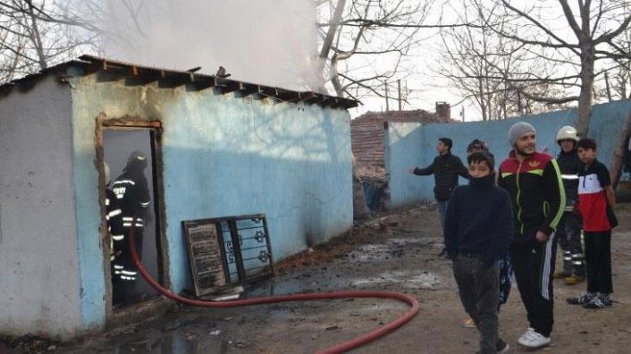 Mum yakıp uyudu, evi küle döndü