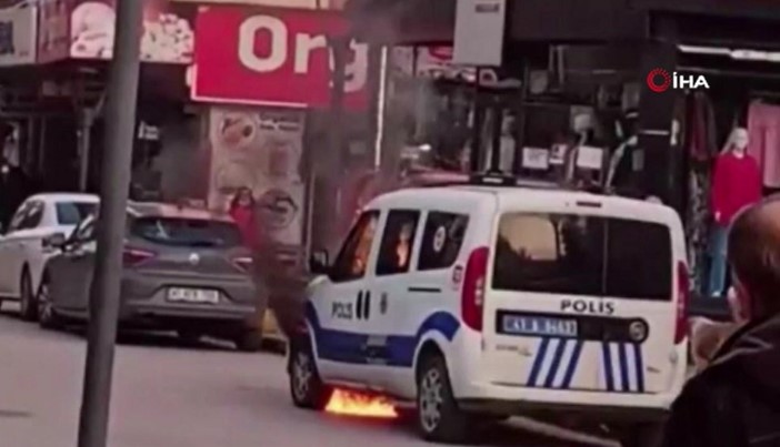 Polis merkezi önünde panik! Ekip otosunu ateşe verdi