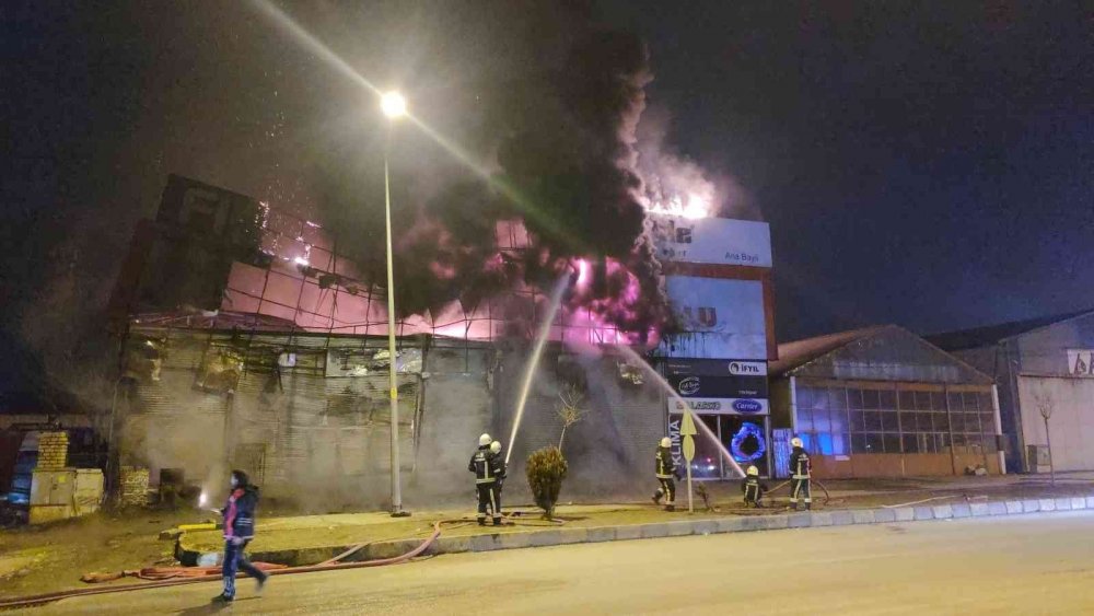 İş yeri alev alev yandı: Boya kutuları panik oluşturdu