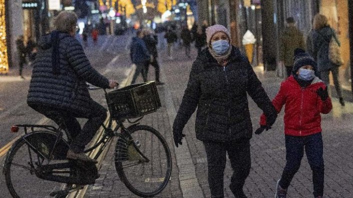 Hollanda'da Covid-19 kısıtlamaları kaldırılıyor