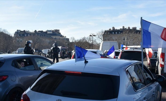 Fransa'da yasağa rağmen Covid önlemleri karşıtı "Özgürlük Konvoyu", Paris'e girdi