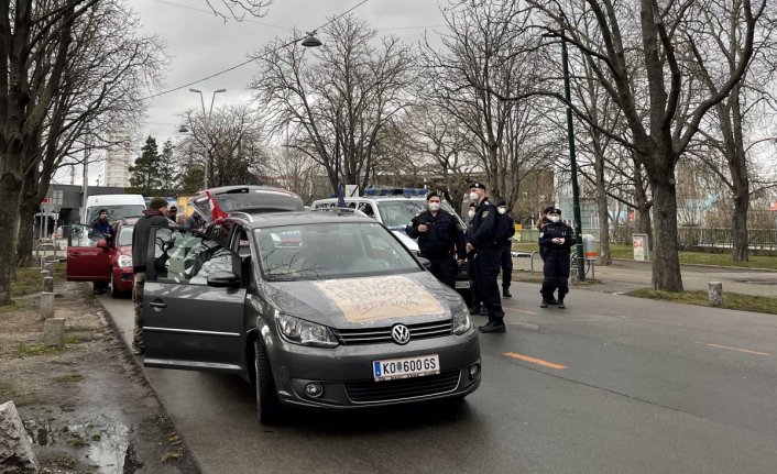 Viyana'da aşı karşıtı araçlı protestoya polis engelidd