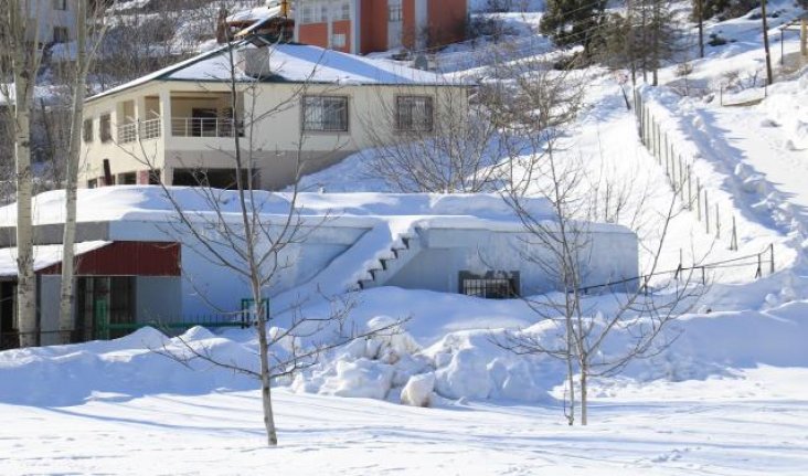 Evler görünmez oldu! 40 yıl sonra kar heyecanı