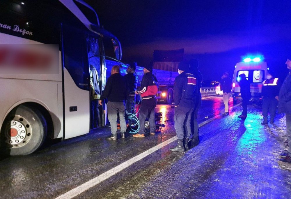 Yolcu otobüsü TIR'ın dorsesine ok gibi saplandı! Ölü ve yaralılar var