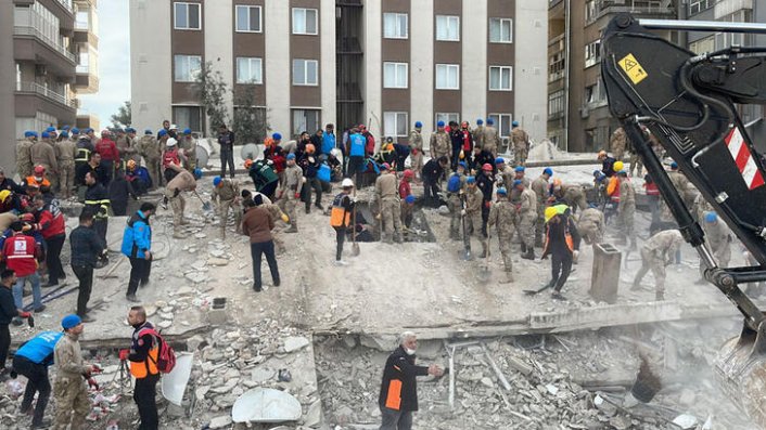 Şanlıurfa'da ağır hasarlı bina çöktü! Arama- kurtarma çalışmaları sona erdi