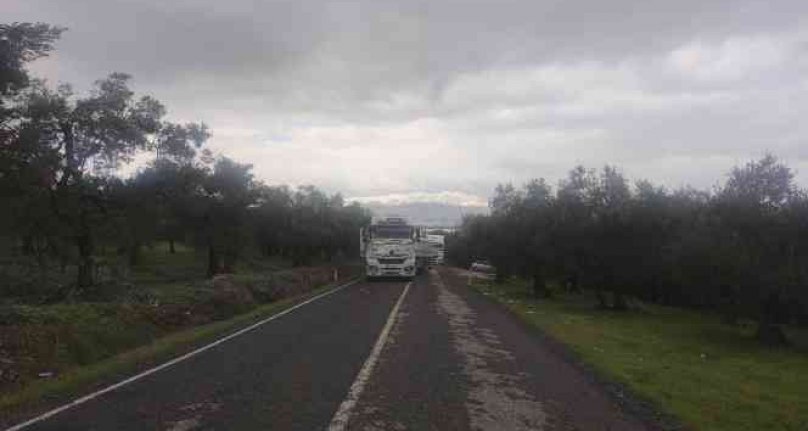 Bursa'da yoldan çıkan TIR trafiği kapattı